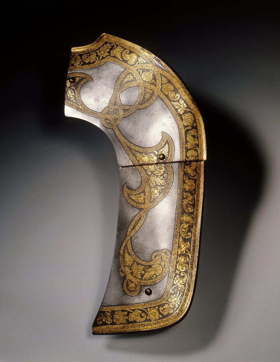 صفيحة رمانة من سرج من زخرفة "Flechtband" لرودولف الثاني والأرشيدوق إرنست ، فيينا ، c.1571 بواسطة أنطون بيفنهاوسر