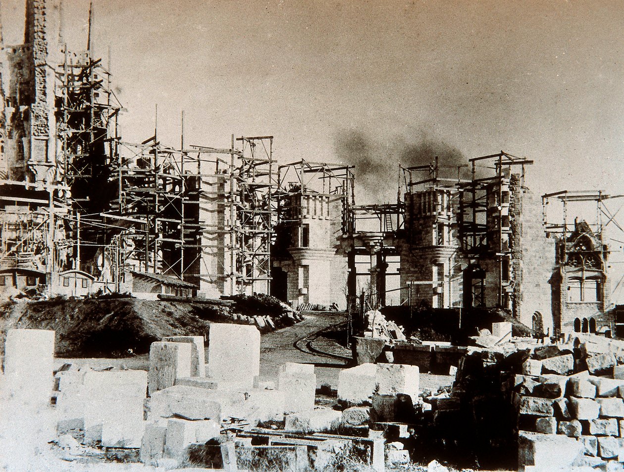 العمارة: منظر لكاتدرائية العائلة المقدسة (العائلة المقدسة) ، برشلونة - موقع البناء في عام 1899 (صورة بالأبيض والأسود) بواسطة انطونيو جودي
