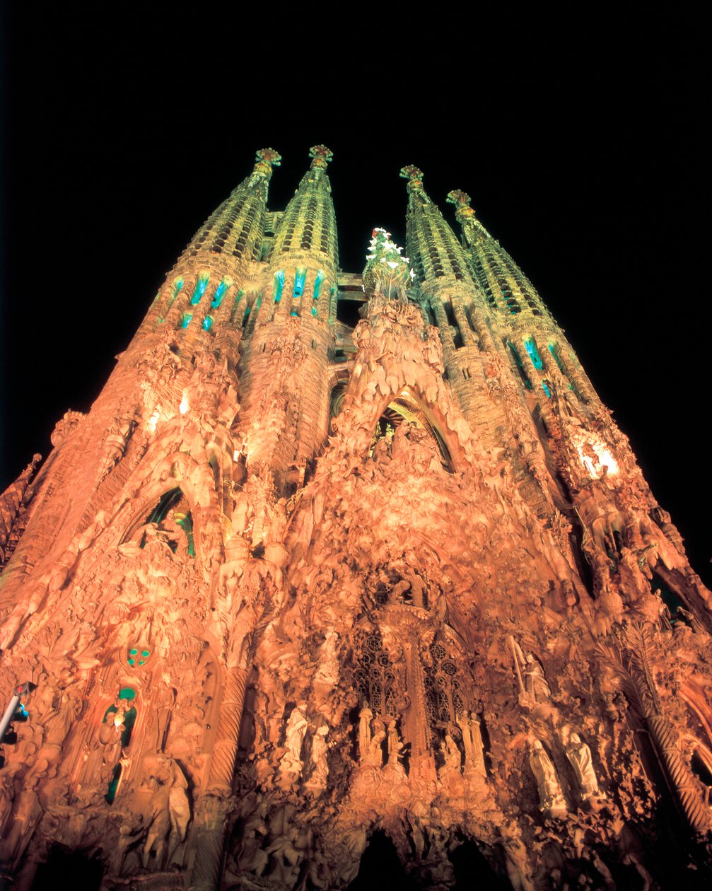 المؤلف: GAUDI i CORNET، Antoni (1852-1926). العنوان: Sagrada Familia. 1884-1926 (إسباني) .. التقنية: هندسة معمارية. المتحف / الموقع: إسبانيا. كاتالونيا. برشلونة. برشلونة. كنيسة تكفير العائلة المقدسة. Fachada del Nacimiento. (الأسبانية). بواسطة انطونيو جودي