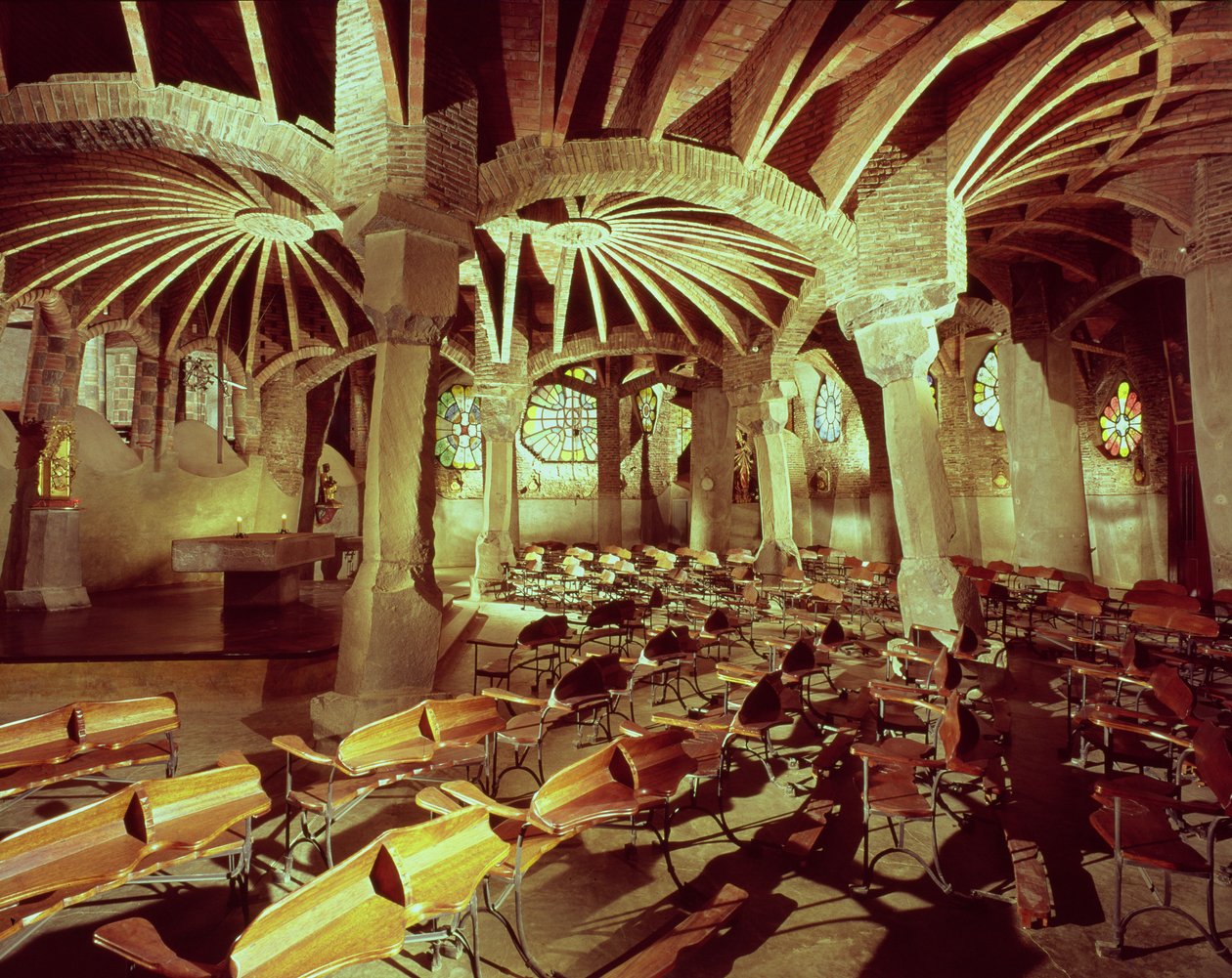Guell Crypt مع "العمود المائل" ، الذي بناه أنطونيو غاودي (1852-1926) في 1908-15 بواسطة أنطونيو غاودي