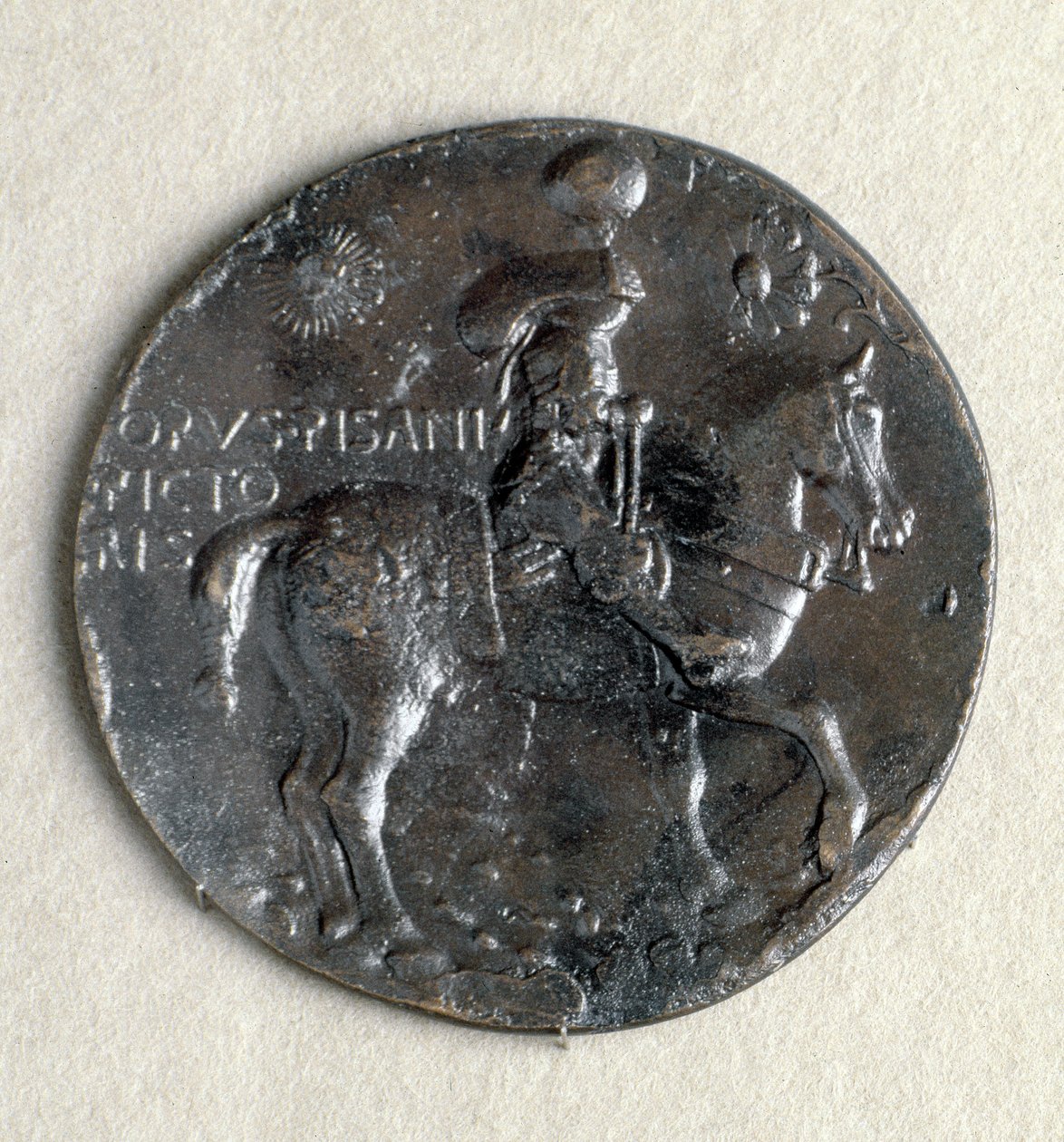 وسام لودوفيكو الثالث غونزاغا (1414-1478) ماركيز مانتوفا. الجبهة: الماركيز المسلح على ظهور الخيل ، البرونز ، الزنجار الأسود بواسطة أنطونيو بيسانيلو