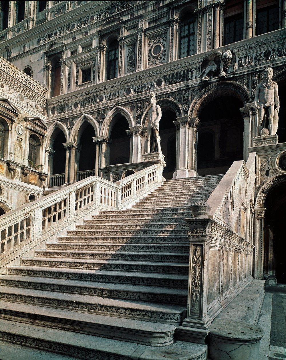 منظر لـ Scala dei Giganti (درج Geants) المؤدي إلى مدخل Ducal Palace (palazzo ducale) الذي صنعه أنطونيو ريزو (1430-1499) 1483-1491 البندقية بواسطة أنطونيو ريزو