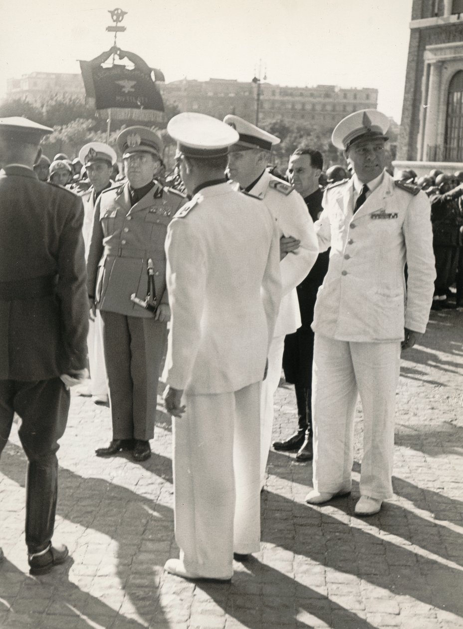 ألبوم "MVSN- Blackshirts": كارلو ديلكرويكس نهاية الحرب والميدالية الذهبية بالزي الأبيض من "Corporal of Honor" لـ MVSN (صورة بالأبيض والأسود) بواسطة أنطونيو سافيو