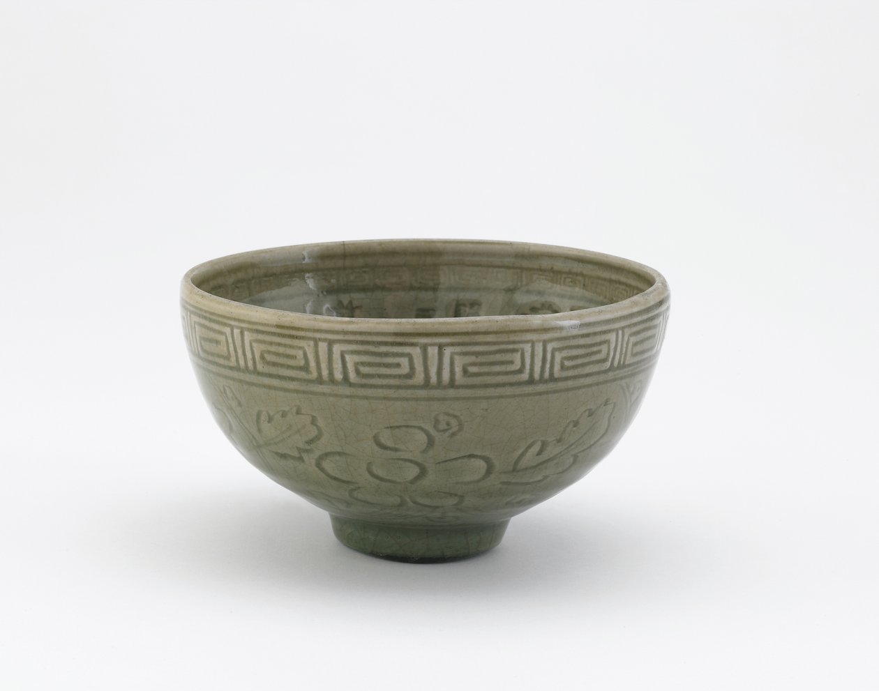 صحن تقديم بأسلوب Longquan Ware ، فترة إيدو ، أواخر القرن الثامن عشر وأوائل القرن التاسع عشر (الخزف الحجري مع طلاء سيلادون) بواسطة أوكي موكوبي