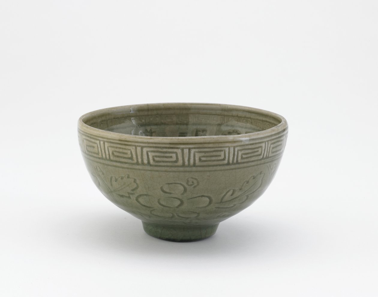 وعاء تقديم على طراز أواني Longquan ، وعاء التقديم (هاتشي) ، أوائل القرن التاسع عشر (خزف حجري بزجاج سيلادون) بواسطة أوكي (Attr. To) Mokubei