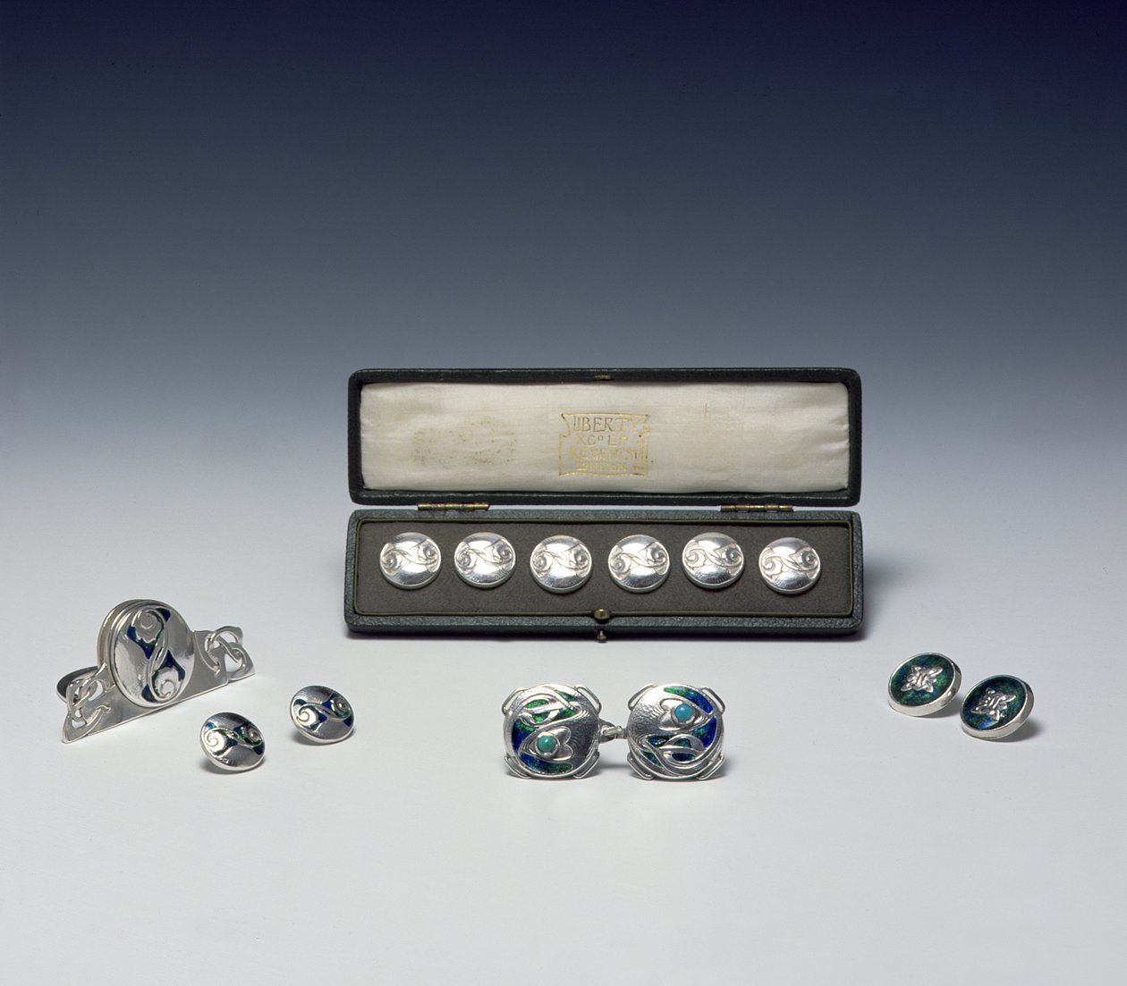 A Selection of Liberty Silverwork، c.1901-07 (silver) بواسطة أرشيبالد نوكس