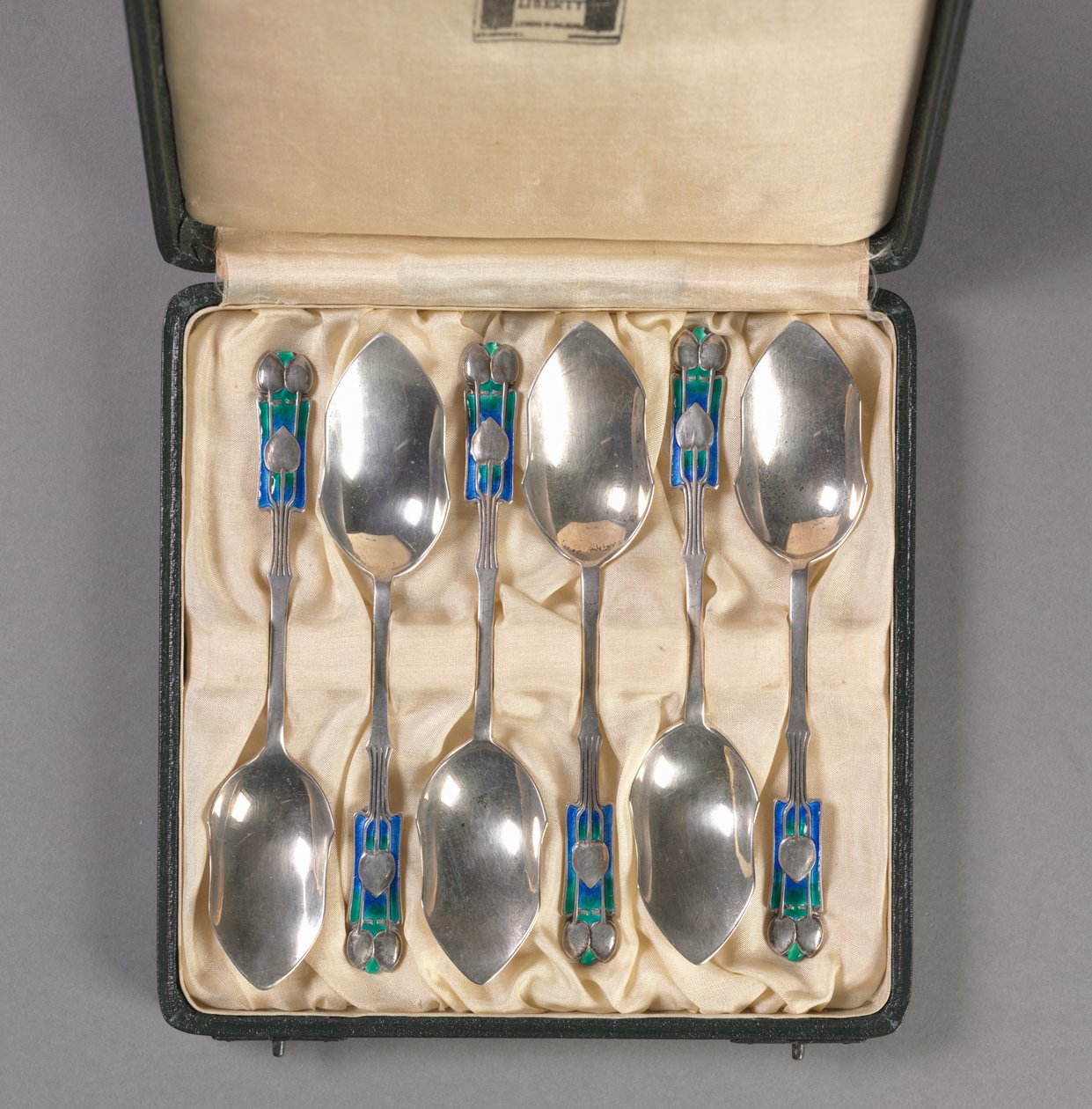 مجموعة من ستة ملاعق في Original Box ، الشركة المصنعة Liberty and Company ، c.1895-1910 بواسطة أرشيبالد نوكس