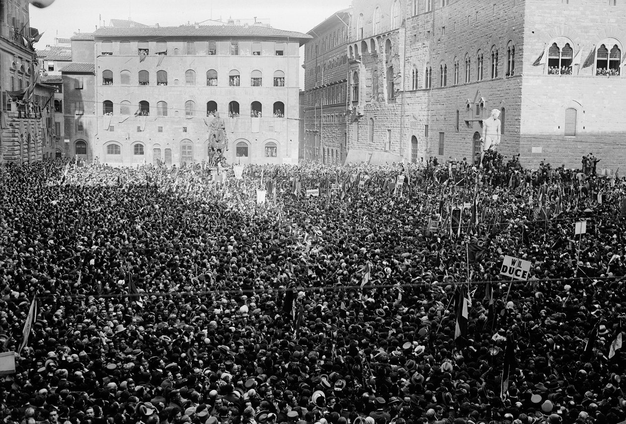 تجمع الحشد في بيازا سينيوريا بمناسبة زيارة هتلر وموسوليني في فلورنسا ، 05/1938 (صورة b / w) بواسطة أرماندو بروني