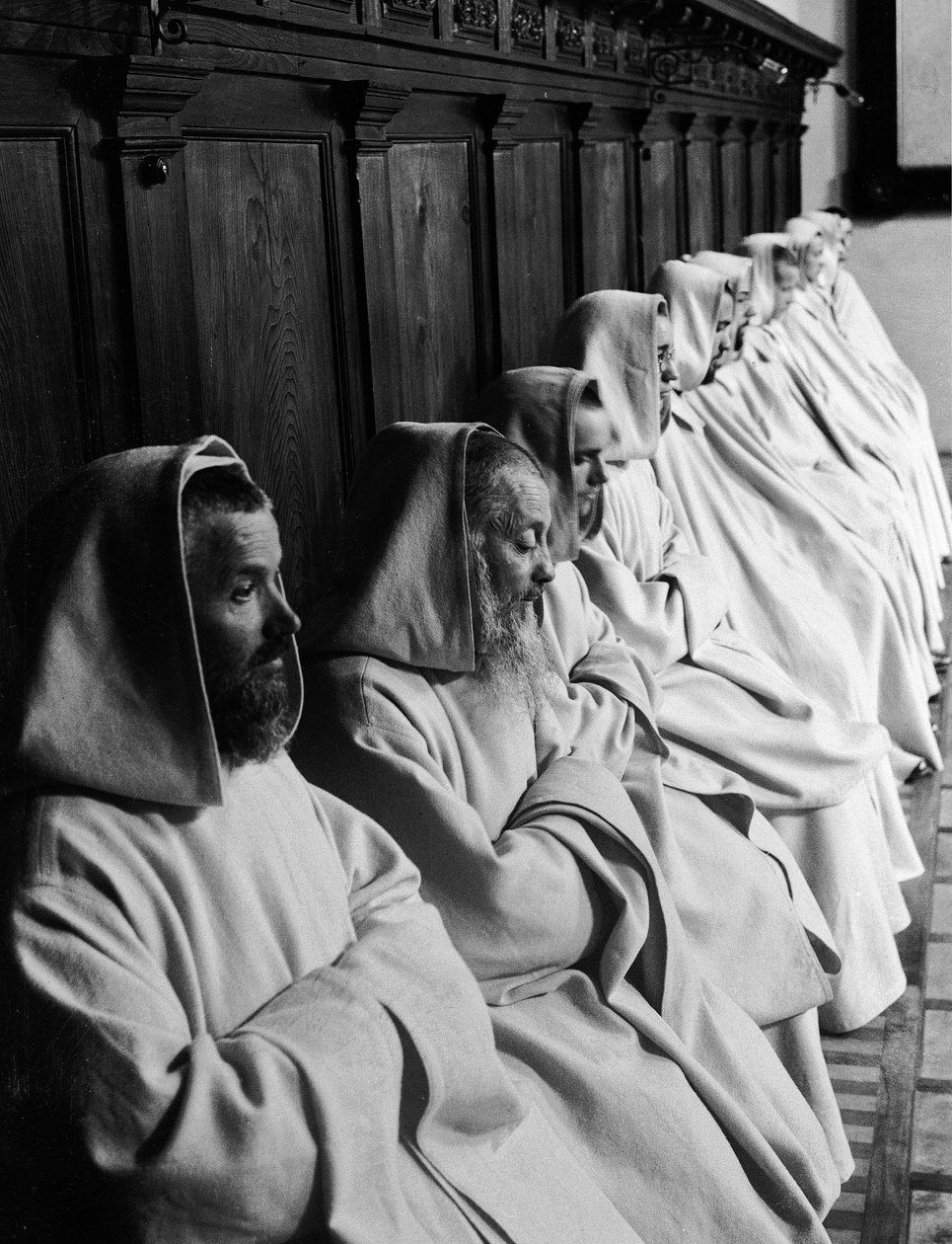 الرهبان يصلون في صومعة كامالدولي ، إيطاليا ، عام 1925 (طبعة الجيلاتين الفضية) بواسطة أرماندو بروني