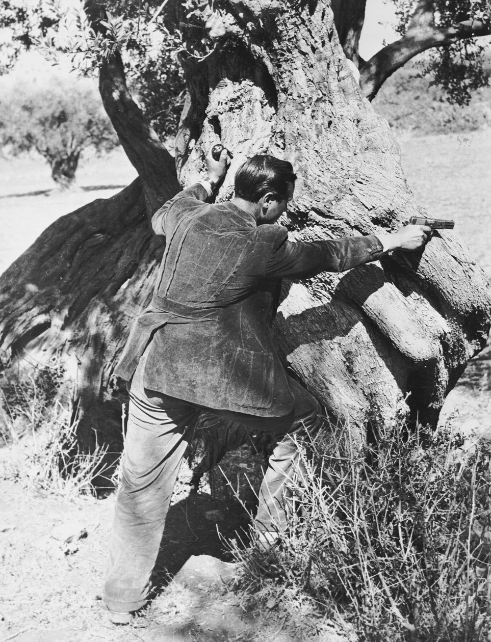 سالفاتوري جوليانو يشير إلى مسدس ، 1937 بواسطة أرماندو بروني