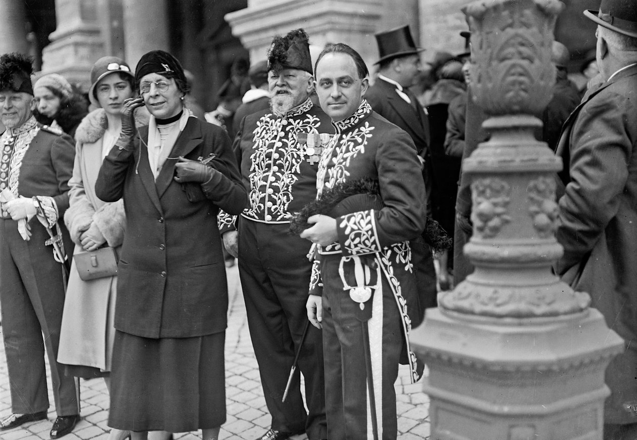 الفيزيائي الإيطالي إنريكو فيرمي (1901-1954 جائزة نوبل للفيزياء عام 1938) يرتدي لباسًا احتفاليًا في حدث للأكاديمية الملكية الإيطالية (صورة بالأبيض والأسود) بواسطة أرماندو بروني