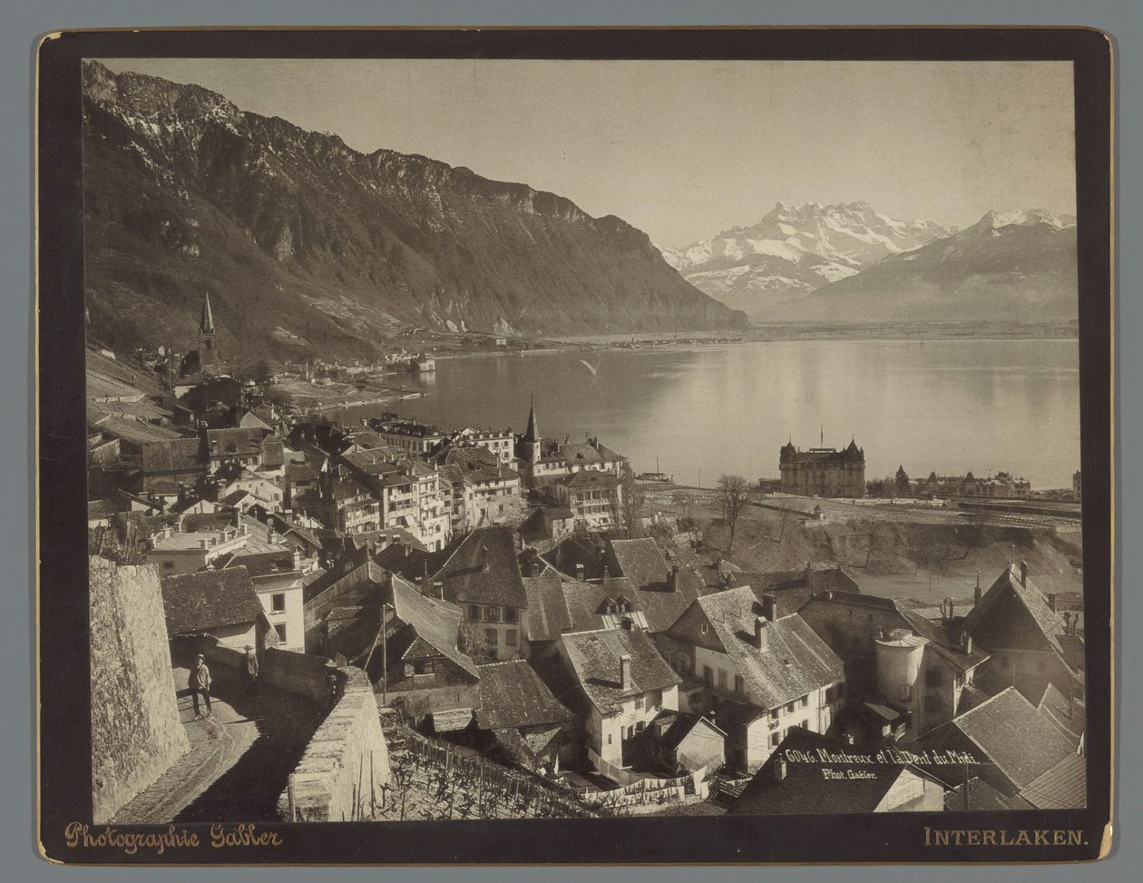 منظر لمونترو على بحيرة جنيف ، في المسافة Dents du Midi Montreux et la Dent du Midi (العنوان على الكائن) بواسطة آرثر جابلر