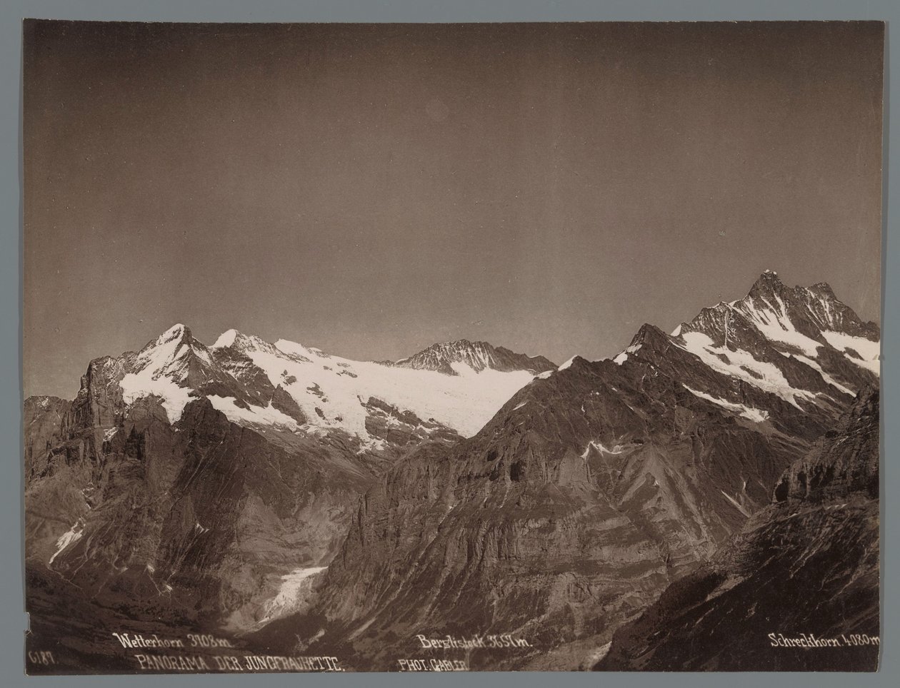 منظر لـ Wetterhorn و Berglistock و Schreckhorn في جبال الألب في بيرنيز Panorama der Jungfraukette (عنوان المسلسل على الكائن) بواسطة آرثر جابلر