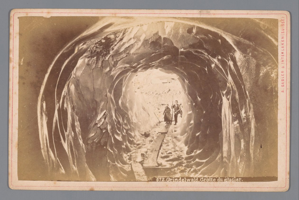 أناس في كهف على نهر جريندلفالد الجليدي في سويسرا جريندلفالد. Grotte du Glacier (العنوان على الكائن) بواسطة آرثر جابلر