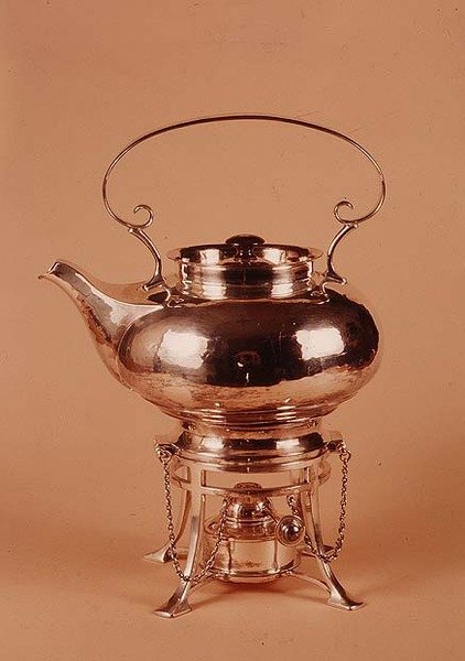 غلاية وموقد روح ، من صنع نقابة برمنغهام للحرف اليدوية ، c.1905-10 (نحاس مطلي بالفضة) بواسطة آرثر ستانسفيلد ديكسون