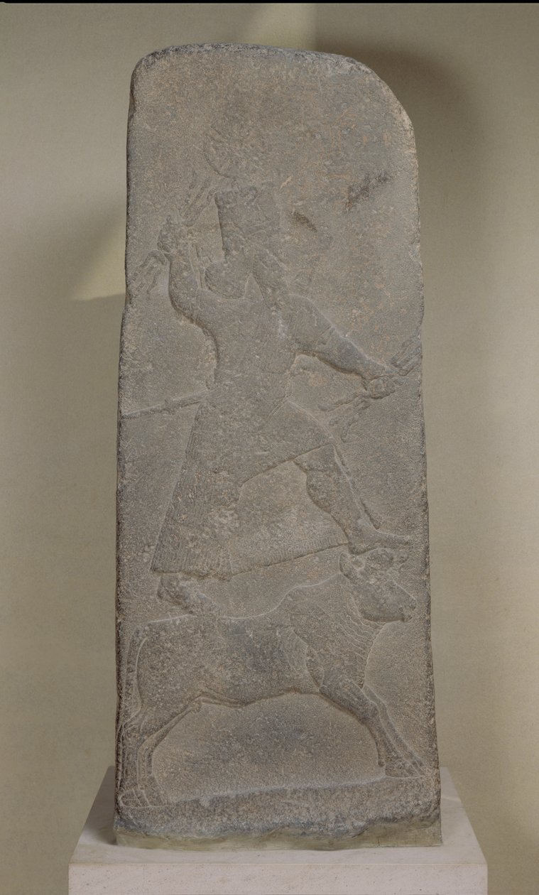 Stele يصور إله العاصفة Adad واقفا على ثوره ومسامير البرق ، من معبد عشتار ، أرسلان تاش (هاداتو) 744-727 قبل الميلاد (البازلت) بواسطة الآشورية
