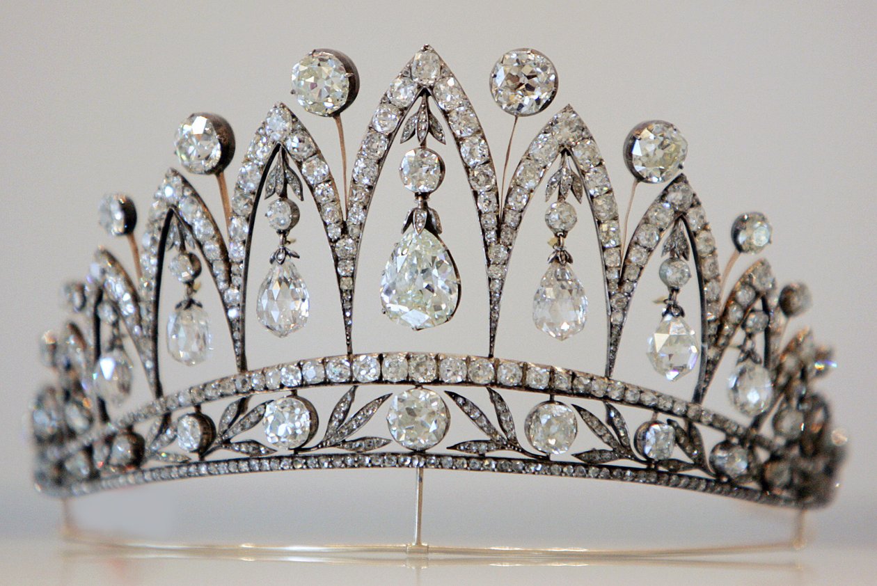 الإمبراطورة جوزفين تيارا ، ج. 1890 بواسطة أغسطس هولمستروم