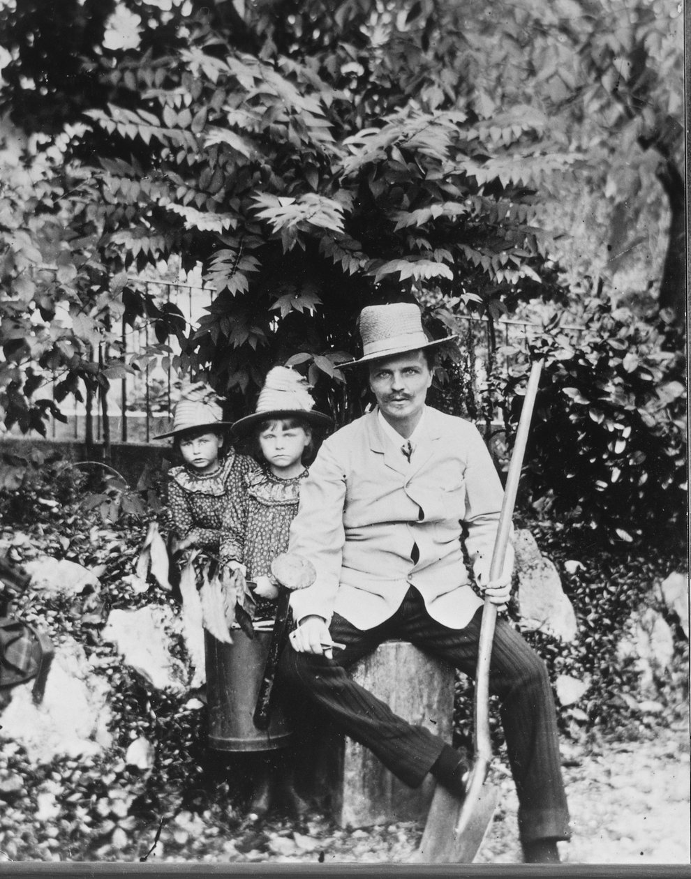 Self portrait of August Strindberg, with his children in the country بواسطة أغسطس جوهان ستريندبرج