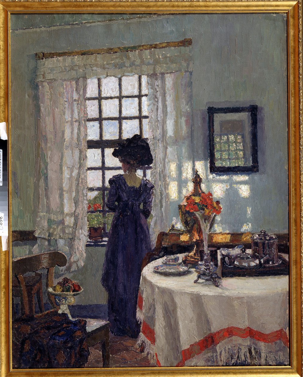"Jeune femme à la fenetre" (امرأة على النافذة) امرأة أنيقة في أزياء Belle Epoque ، مع قبعة كبيرة تطل من النافذة. رسم أغسطس فون برانديس (1862-1947) متحف الفن الإقليمي في أوائل القرن العشرين ، سيمفيروبول بواسطة أغسطس من برانديز