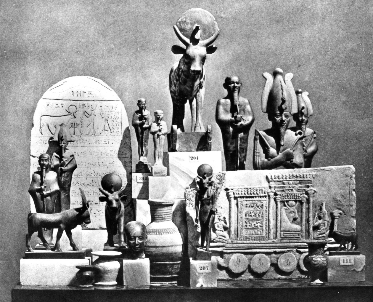 التحف ، ممفيس سقارة ، مصر ، 1893 بواسطة أوغست إدوارد مارييت