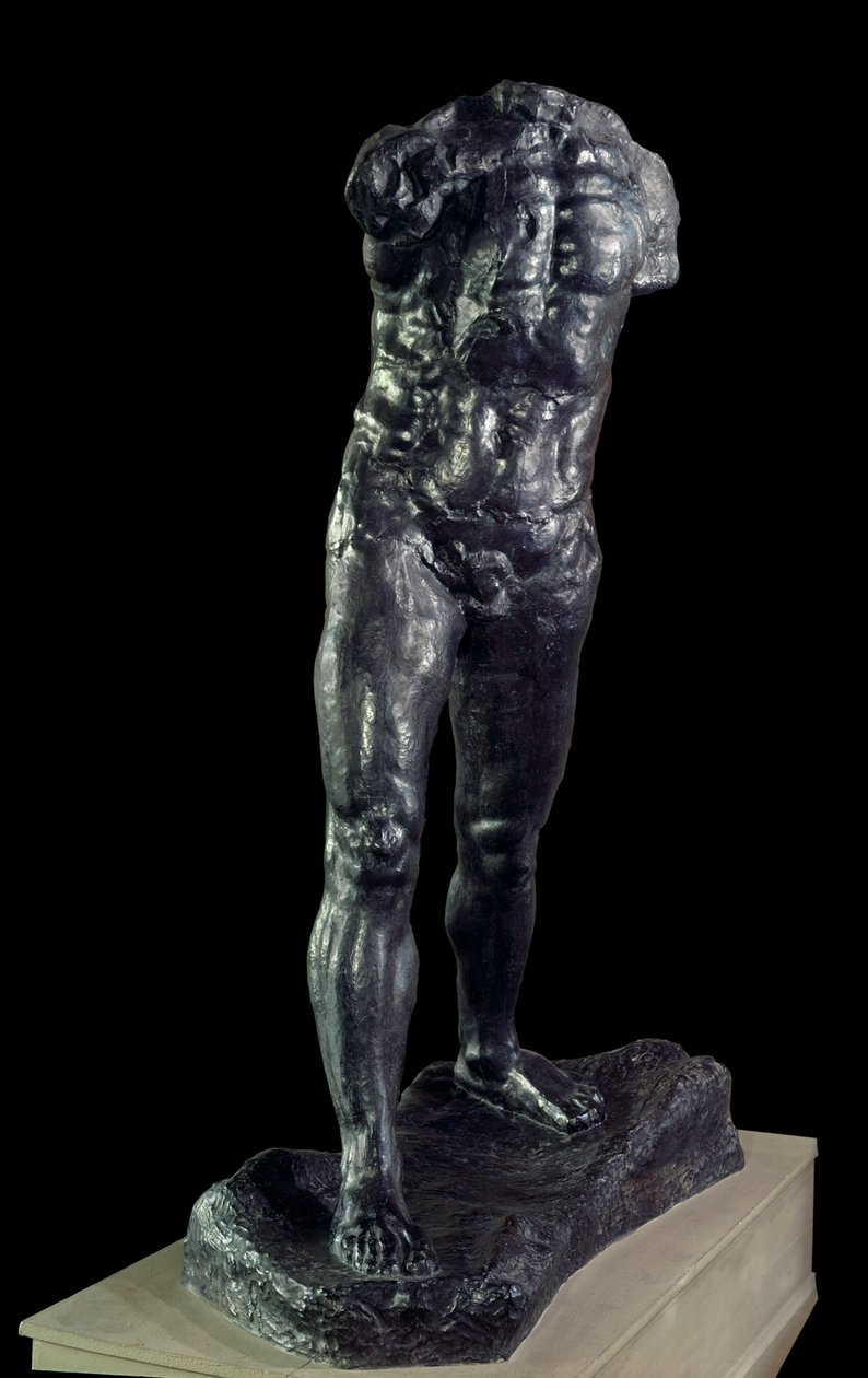 النحت البرونزي لرجل المشي من قبل أوغست رودين (1840-1917) 1905 باريس ، متحف رودان. بواسطة أوغست رودين