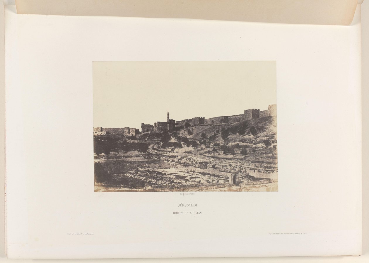حوض بركة السلطان خارج سور البلدة القديمة في القدس بيت المقدس. Birket-es-Soultan (العنوان على الكائن) بواسطة أوغست سالزمان