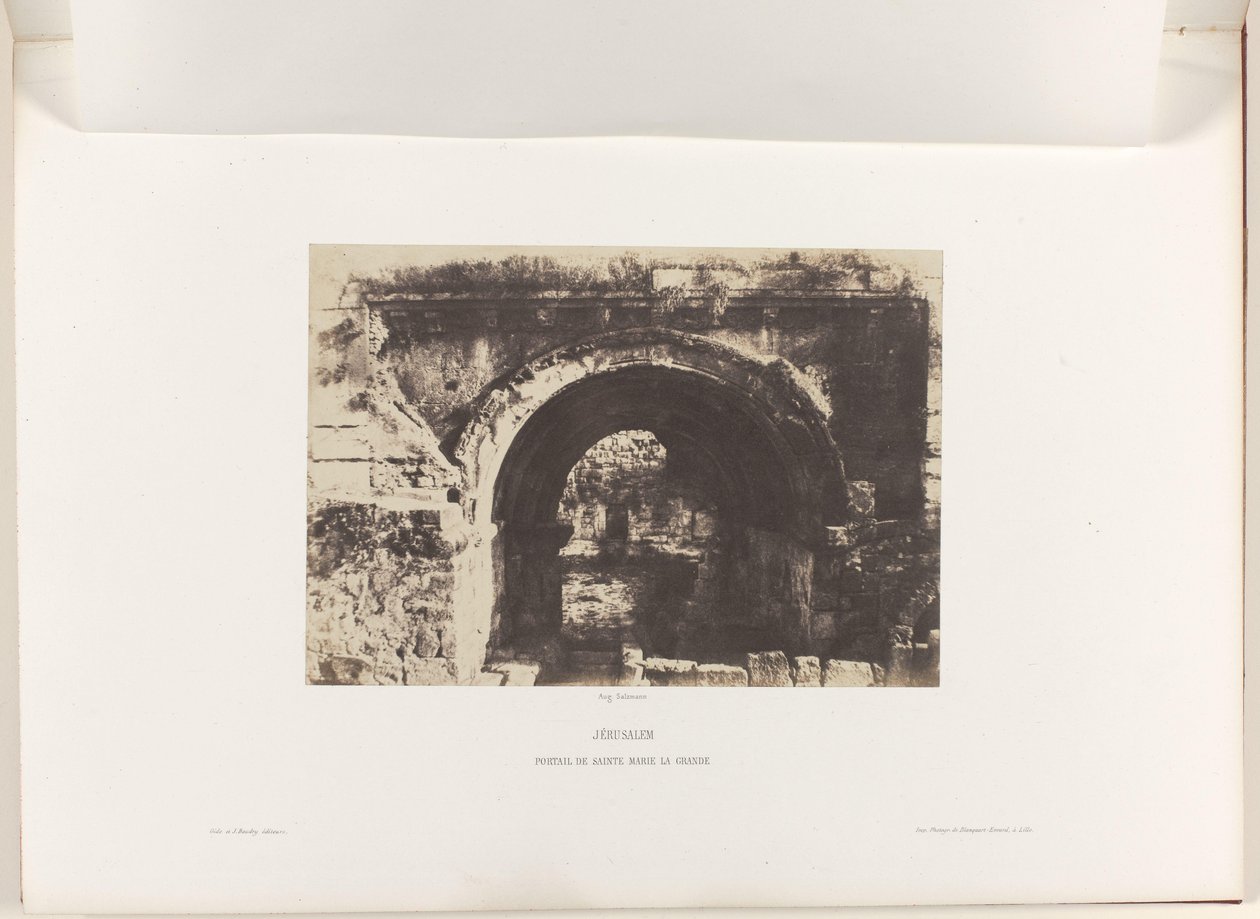 قوس كنيسة القديسة مريم لللاتين ، القدس القدس. Portail de Sainte Marie la Grande (العنوان على الجسم) بواسطة أوغست سالزمان