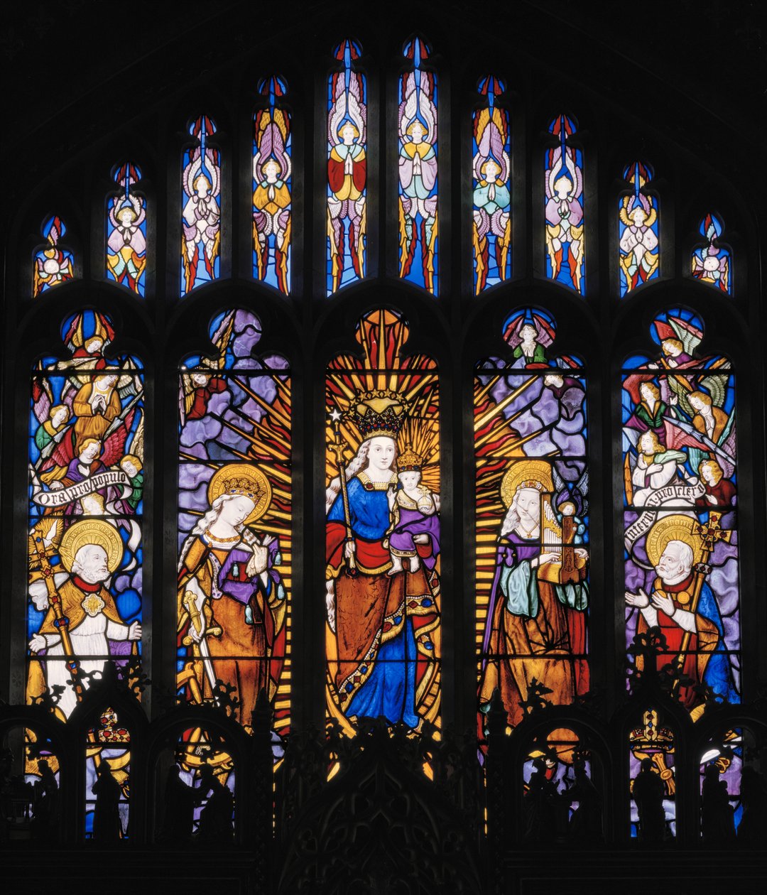 النافذة المركزية للحنية ، عذراء وطفل مع قديسين ، 1837 (زجاج ملون) بواسطة Augustus Welby Northmore Pugin
