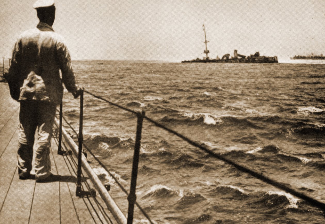 منظر للسفينة الحربية التابعة للبحرية الإمبراطورية الألمانية Emden من الطابق الرابع من HMAS Sydney ، 10 نوفمبر 1914 بواسطة مصور استرالي