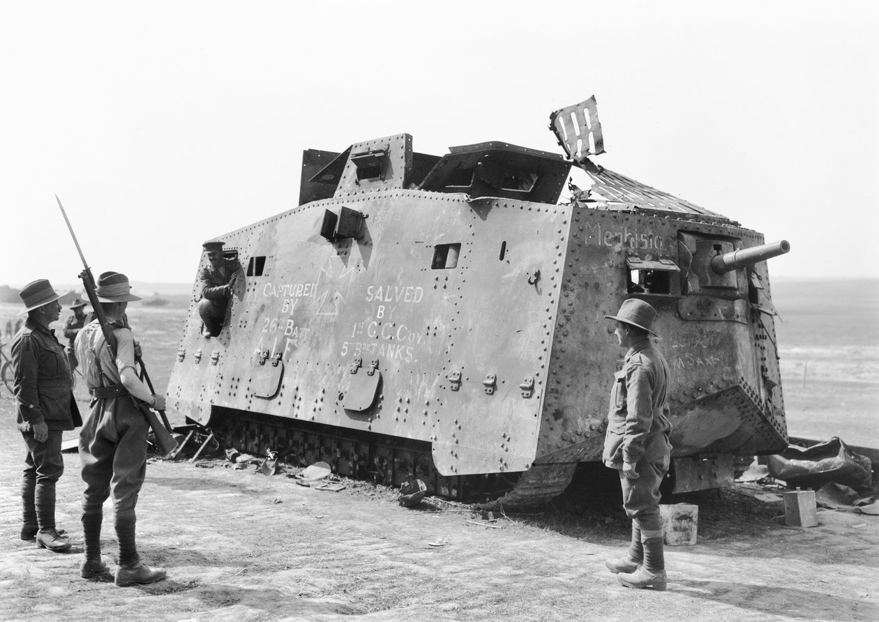 دبابة ألمانية تم الاستيلاء عليها من قبل الكتيبة 26 في Monument Wood بالقرب من Villers-Bretonneux في 14 يوليو 1918 ثم تم إنقاذها لاحقًا لمتحف الحرب الأسترالي من قبل لواء الدبابات البريطاني الخامس ، 4 أغسطس بواسطة مصور استرالي