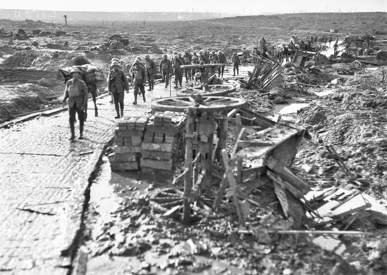 مرور القوات الأسترالية على طول المسار المؤدي إلى Idiot Corner ، في Westhoek Ridge ، في قطاع Ypres ، 28 أكتوبر 1917 بواسطة مصور استرالي