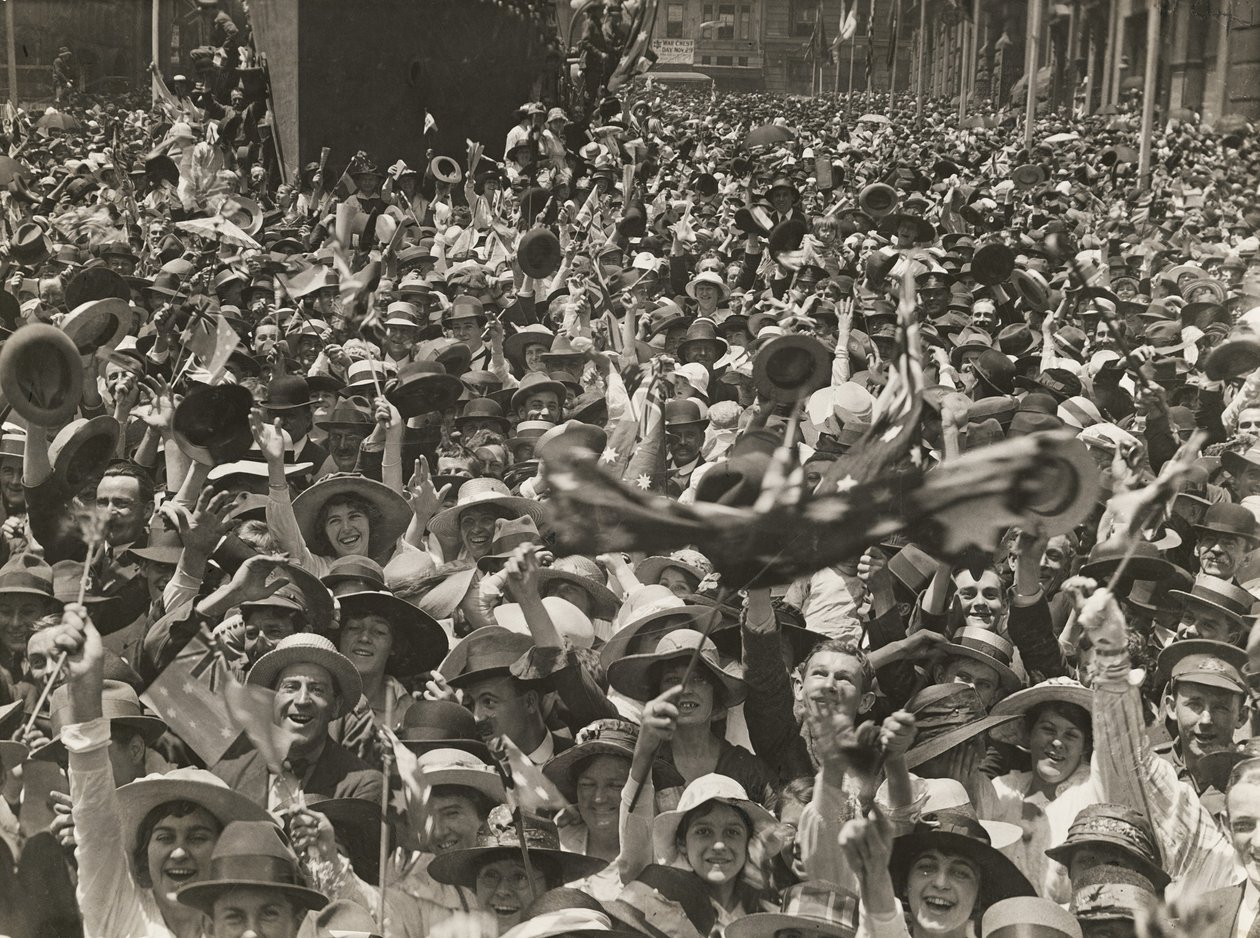 الحشد في مارتن بلاس ، سيدني ، يحتفل بأخبار توقيع الهدنة ، 11 نوفمبر 1918 بواسطة مصور استرالي