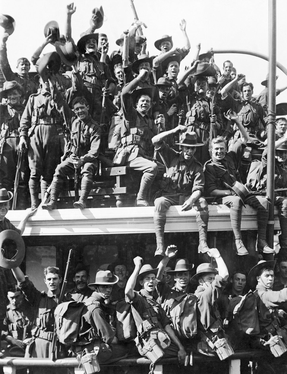 انطلاق القوة الاستطلاعية البحرية والعسكرية الأسترالية (AN & MEF) لغينيا الجديدة ، 19 أغسطس 1914 بواسطة مصور استرالي
