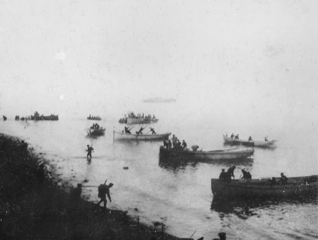 الهبوط في أنزاك كوف ، ج. 1915 بواسطة مصور استرالي