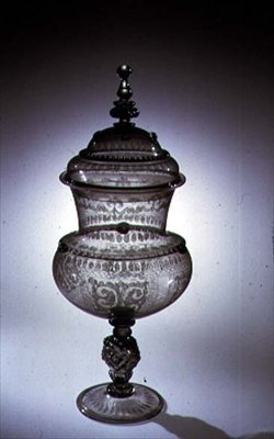 كأس نمط البندقية مع غطاء ، نقش الماس والتذهيب ، إنسبروك ، c.1580 (زجاج) بواسطة المدرسة النمساوية
