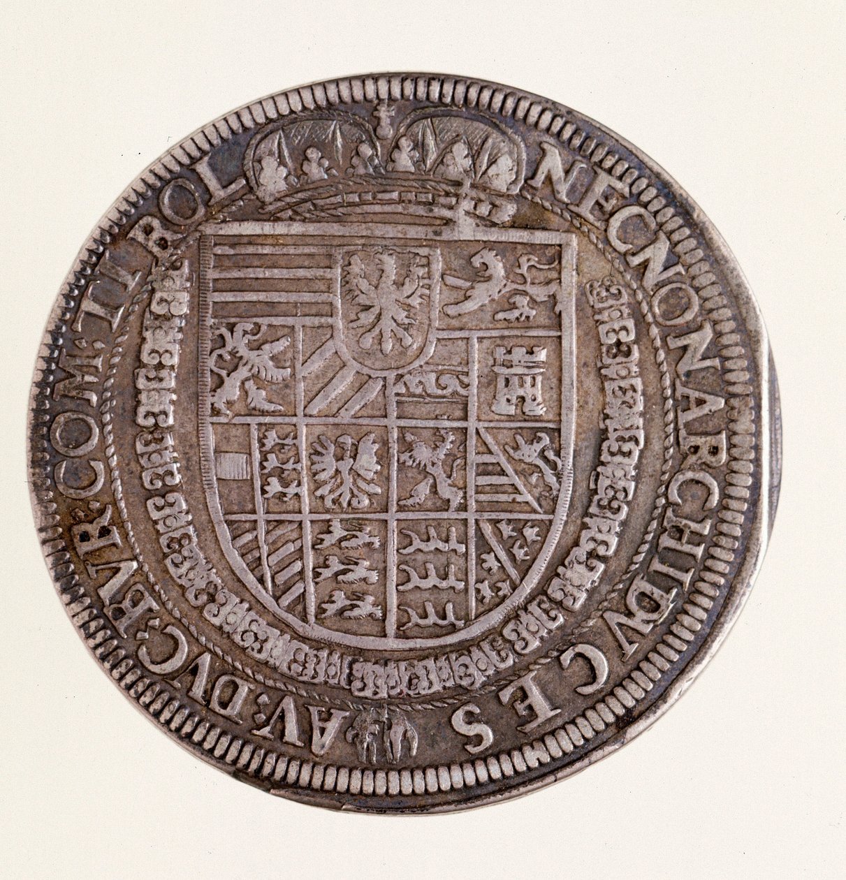 Silver coin (thaler) from Tyrol: reign of emperor Rudolf II (Rodolphe II) (1552-1612). Diam. 4 cm Naples, museo archeologico nazionale بواسطة المدرسة النمساوية