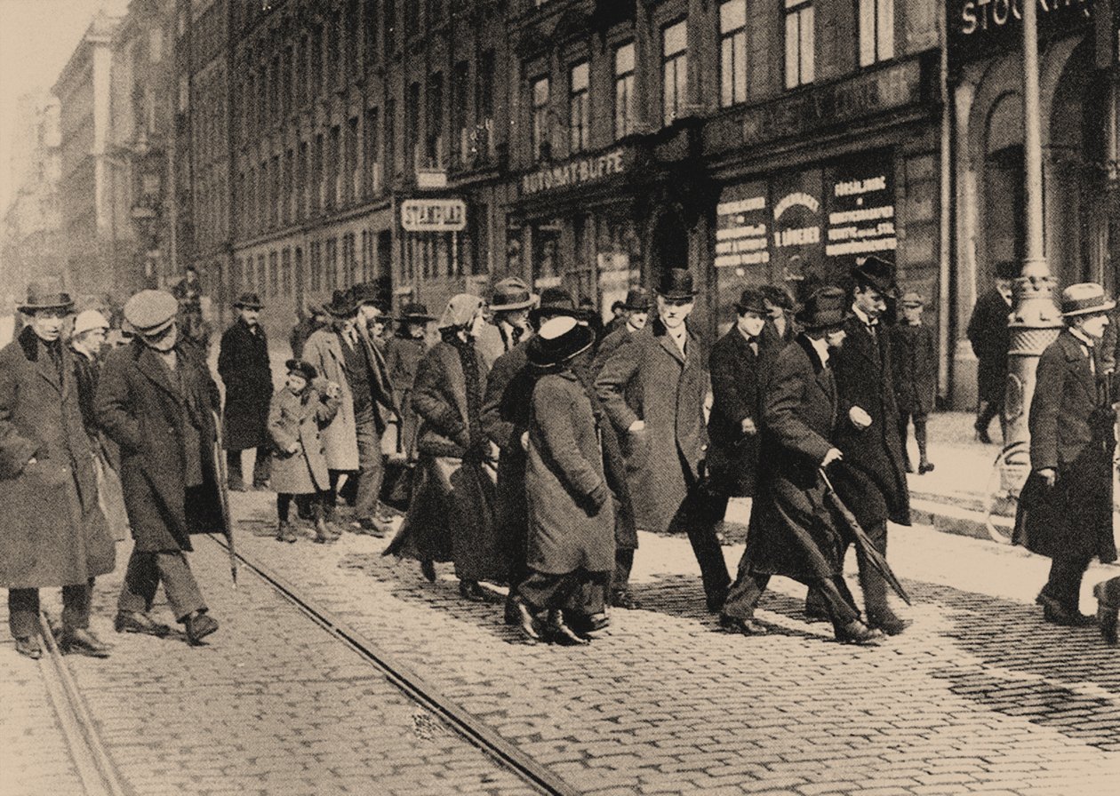 لينين في ستوكهولم مع توري نرمان وكارل ليندهاغن في 13 أبريل 1917 ، 1917 بواسطة أكسل مالمستروم