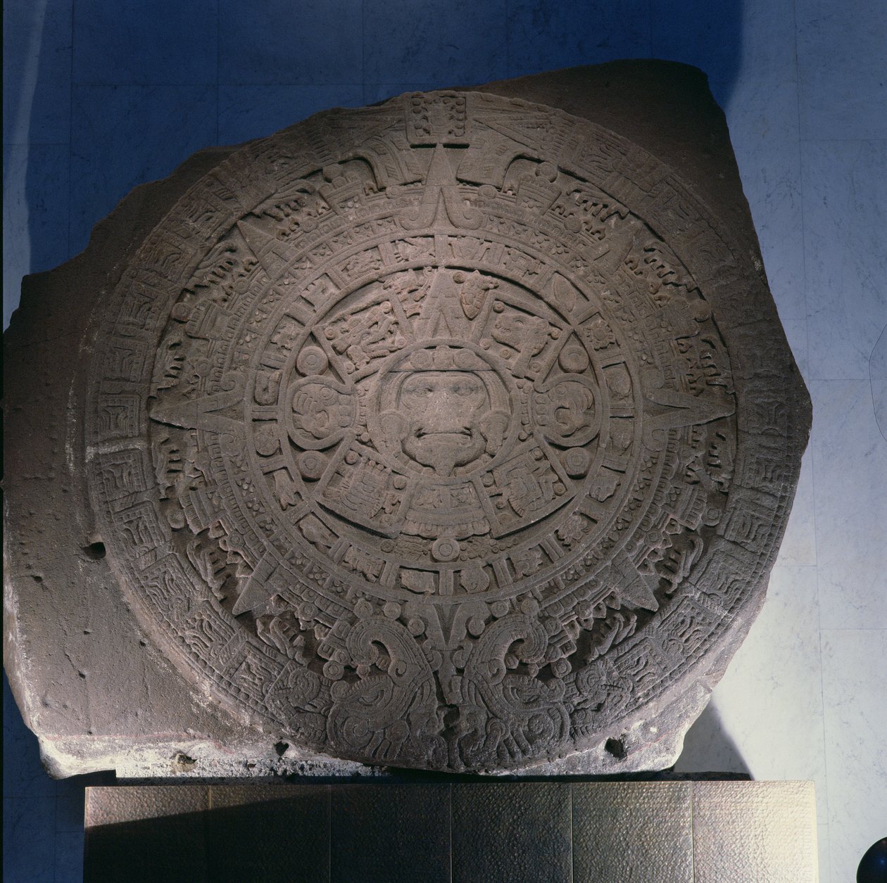 حجر التقويم العظيم ، الفترة المتأخرة من العصر الكلاسيكي (1300-1521) (انظر أيضًا 207556) بواسطة ازتيك