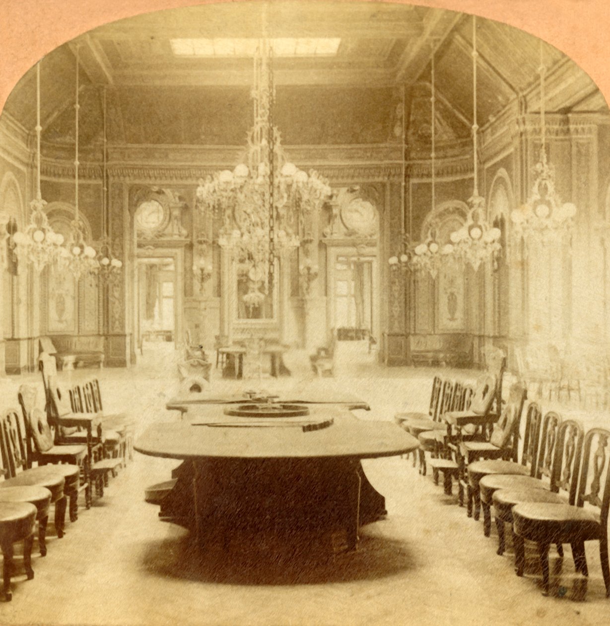 القاعة الرئيسية في بيت القمار في مونت كارلو ، 1897. بواسطة بي دبليو كيلبورن