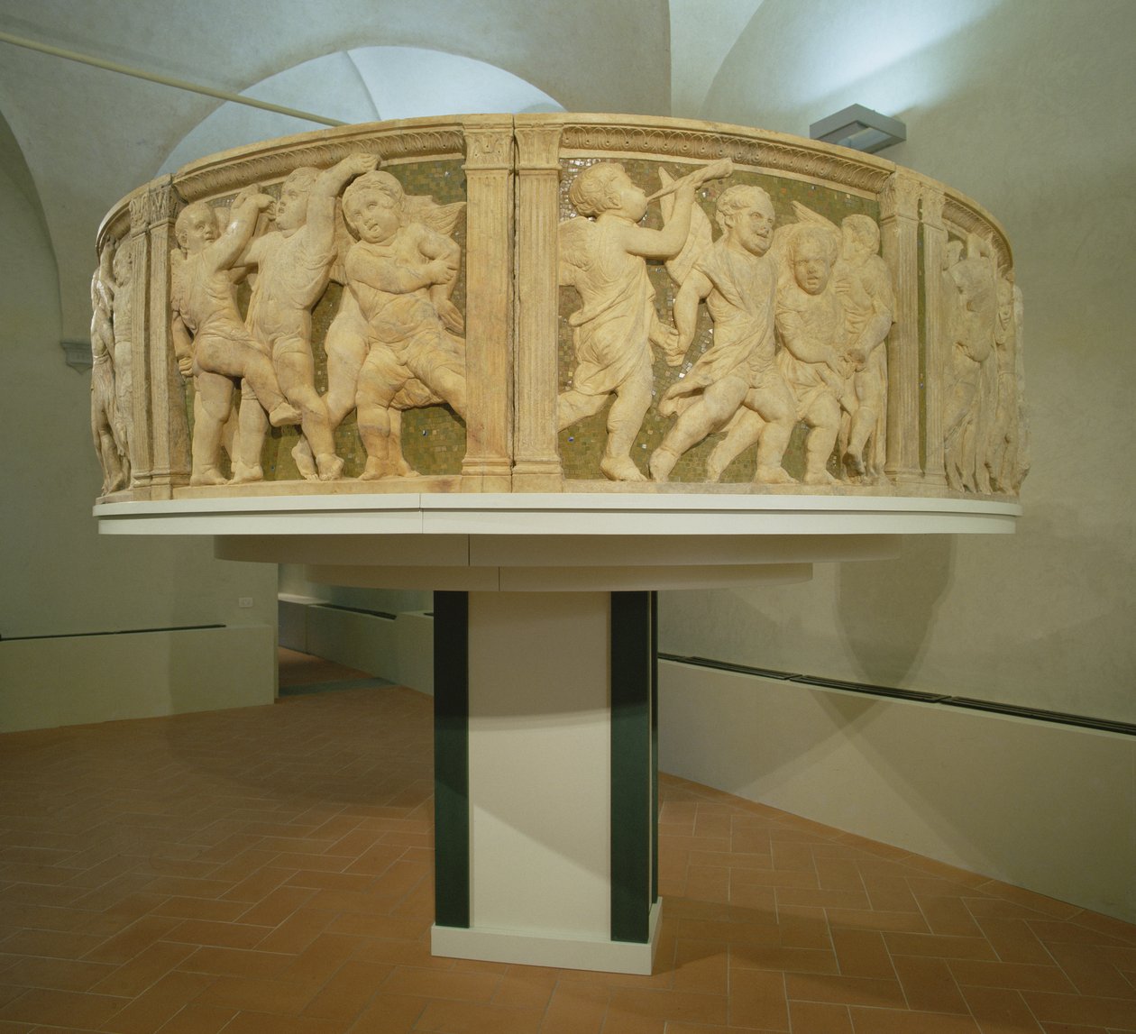 المنبر الخارجي بعد ترميم كاتدرائية براتو بواسطة B. di Donatello و Michelozzo