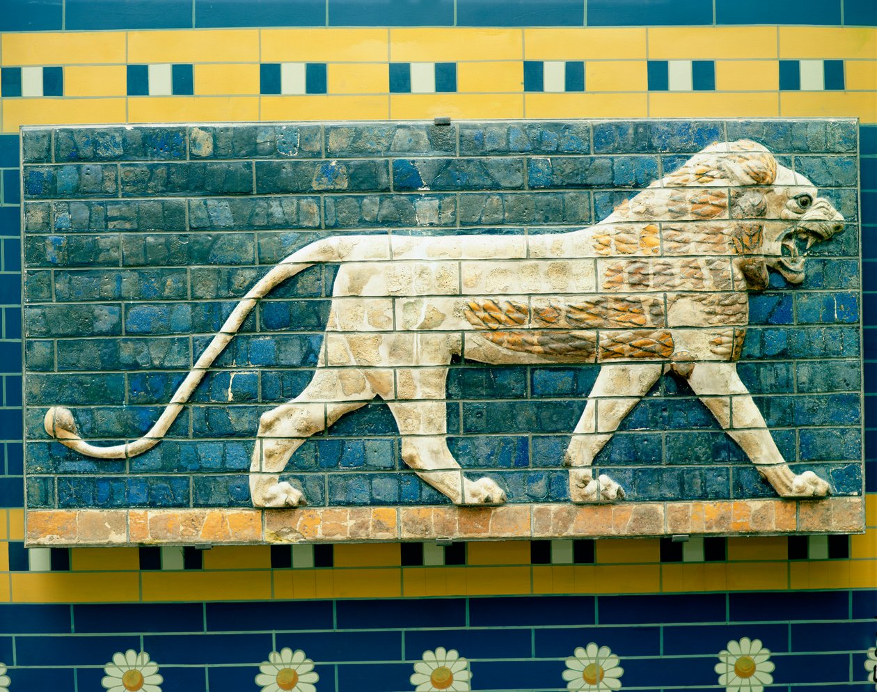 أسد يمثل عشتار ، من بابل ، 625-539 قبل الميلاد (طوب بالمينا) بواسطة البابلية