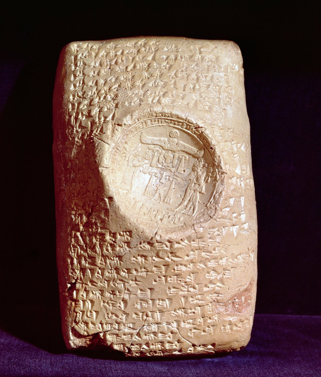 لوح مع نقش مسماري وختم الملك مرسل الثاني (1339-1306 قبل الميلاد) (الطين) بواسطة البابلية