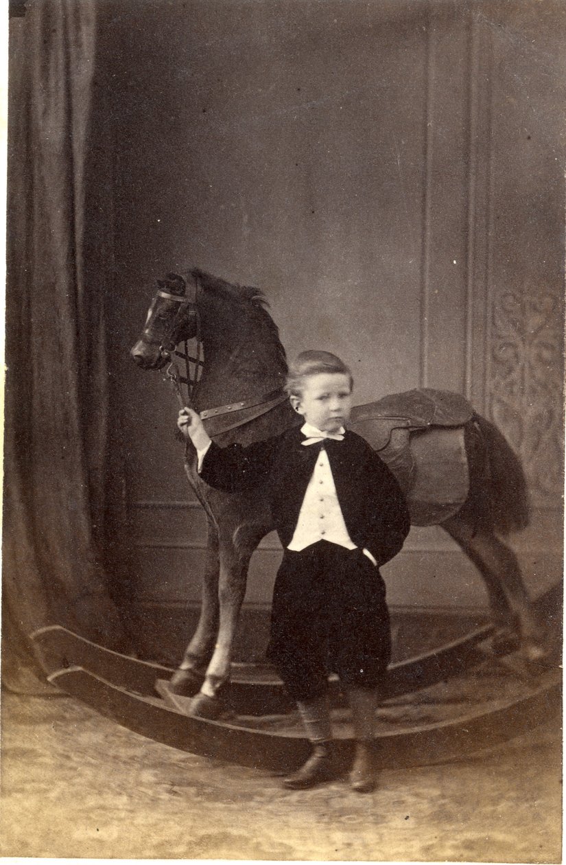 صبي يقف ممسكًا بحصان هزاز ، 1860 (طبعة زخرفية) بواسطة بارات
