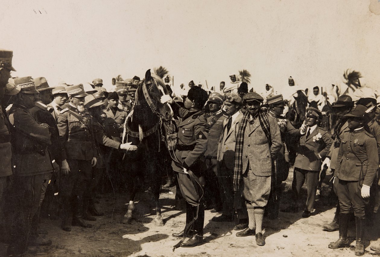 بينيتو موسوليني مع الفاشي وإيتالو بالبو في ليبيا في طرابلس (b / w photo) بواسطة باربيرا لا