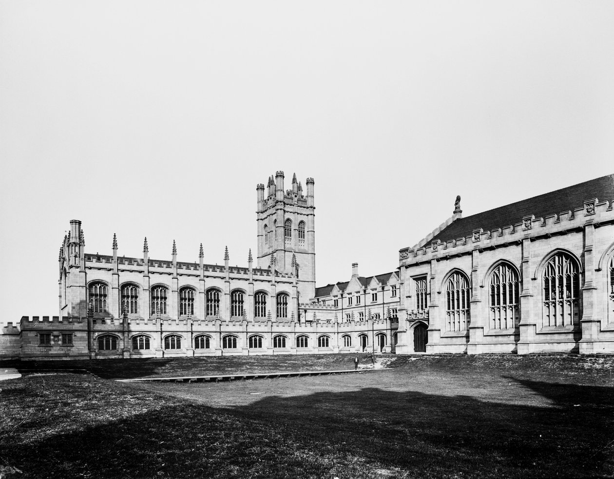 Hutchinson Hall و Mitchell Tower و Reynolds Club و Leon Mandel Assembly Hall في جامعة شيكاغو ، شيكاغو ، إلينوي ، الولايات المتحدة الأمريكية ، حوالي 1901 (صورة b / w) بواسطة بارنز وكروسبي