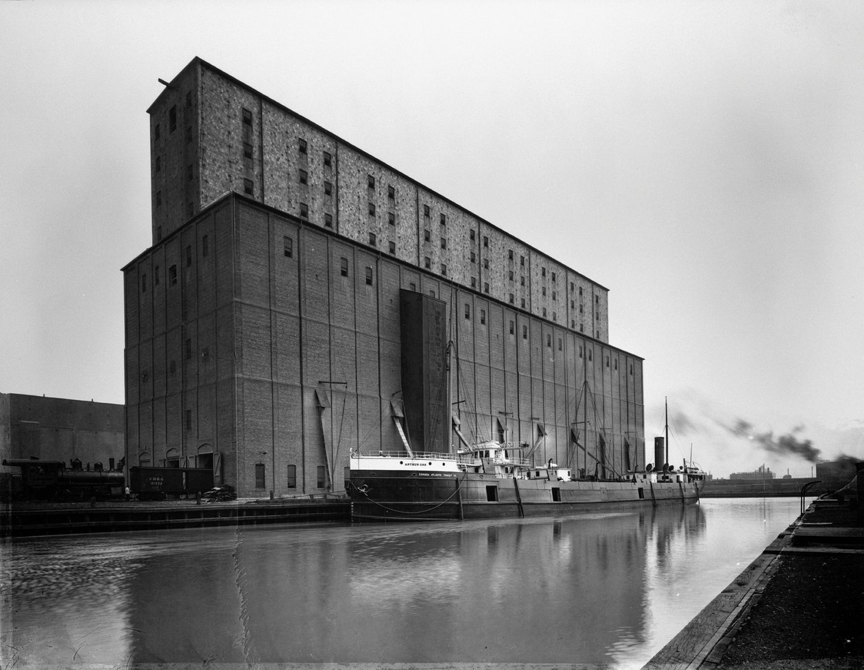 SS Arthur Orr at Armor Elevator E، Chicago، Illinois، USA، c.1905 (b / w photo) بواسطة بارنز وكروسبي