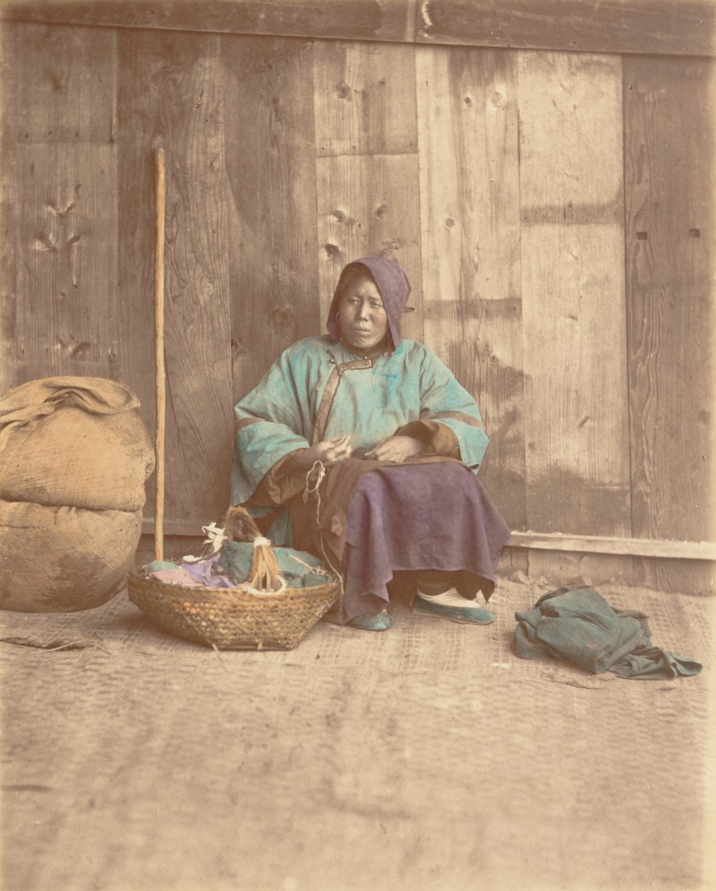 [امرأة صينية تجلس مع سلة] ، 1870. بواسطة البارون رايموند فون ستيلفريد