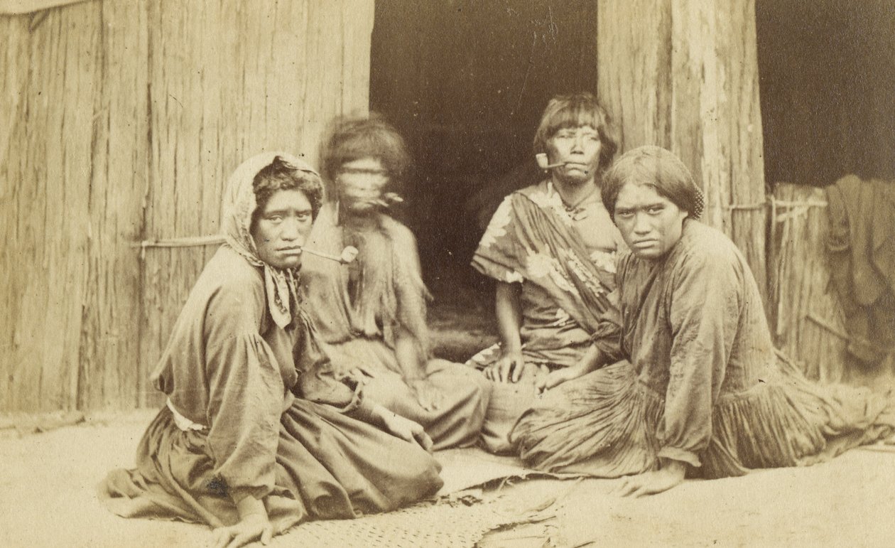 نساء الماوري خارج المنزل ، c.1865 (طبعة زلال) بواسطة بات وريتشاردز