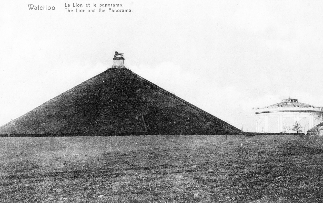 The Butte du Lion (Lions Mound) و Panorama at Waterloo ، بطاقة بريدية تذكارية ، c.1912 (فوتوليثو) بواسطة مصور بلجيكي