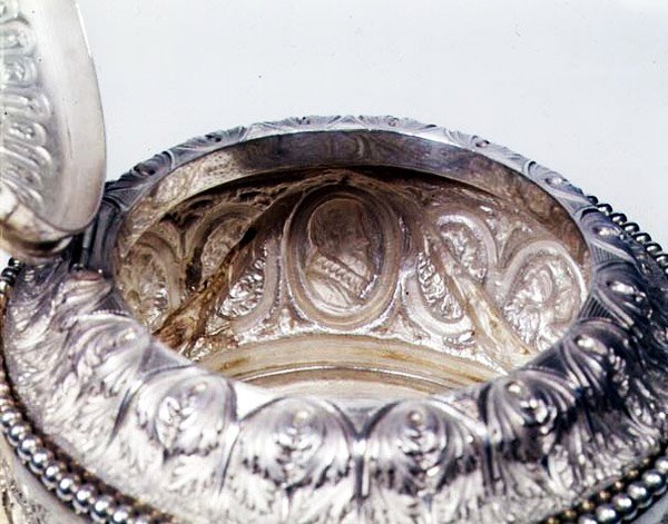 مثال على الجانب العكسي لعمل Repousse على إبريق شاي بلجيكي ، 1865 بواسطة المدرسة البلجيكية